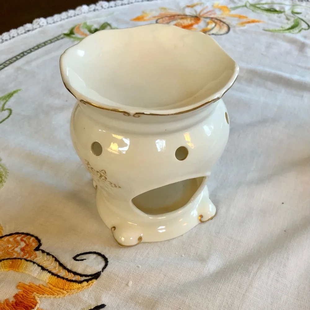 Yankee Candle Porcelain with 24 carat Gold Painted Trim Tart Warmer